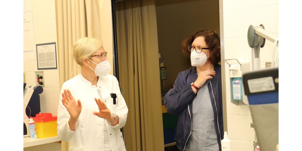 Tag der Pflege - Stadträtin Camilla Schuler hospitiert im Krankenhaus Königin Elisabeth Herzberge