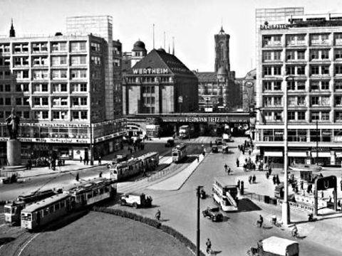 Dieses Foto vom Alexanderplatz wurde 1934 aufgenommen. Im Hintergrund ist der Turm vom Berliner Rathaus zu sehen.
