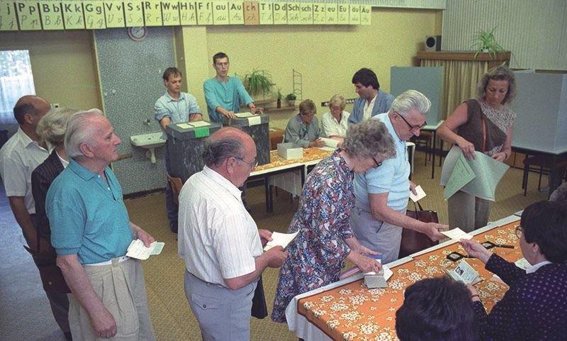 Erste freie Kommunalwahlen in der DDR am 6. Mai 1990: Wähler bei der Stimmabgabe in einem Wahllokal im Ost-Berliner Bezirk Pankow.