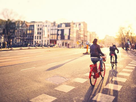 zwei Radfahrer auf einer Straße