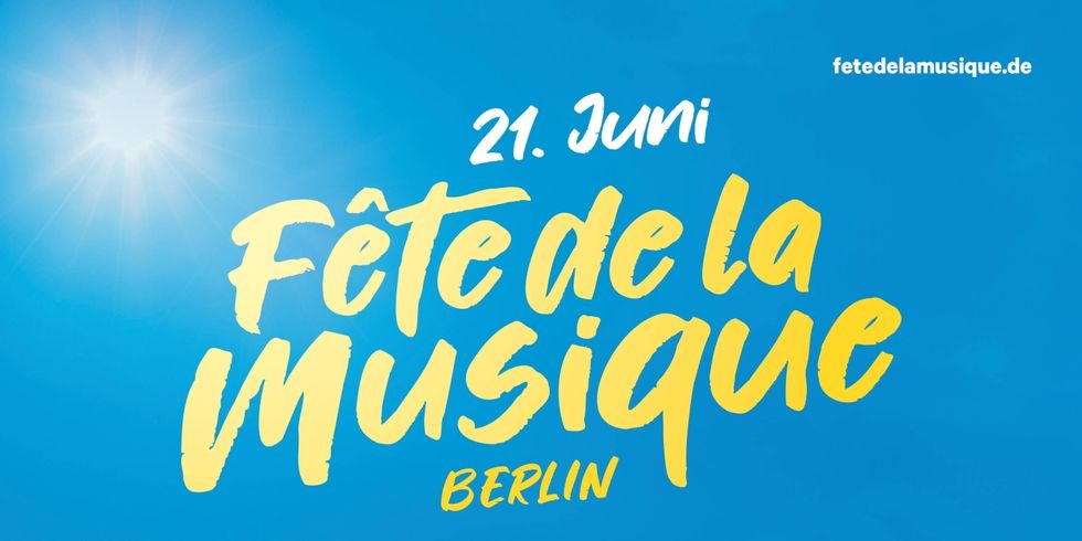 Schriftzug auf blauem Hintergrung 21. Juni Fête de la musique Berlin