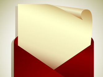 Roter Briefumschlag in dem ein heller Briefbogen hochkant steckt