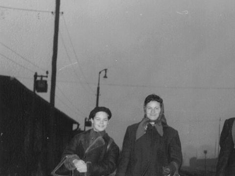 Bildvergrößerung: Ankunft der Familie Schoening am Bahnhof Solingen-Ohligs nach der Flucht aus der DDR im Herbst 1955