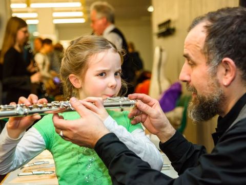 Bildvergrößerung: Am Tag der Musikschule können Kinder unter Anleitung von Musiklehrern /-innen verschiedene Instrumente anfassen und ausprobieren.