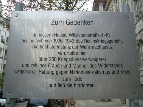 Gedanktafel auf dem Gehweg vor dem ehemaligen Reichskriegsgericht, 14.11.2009, Foto: KHMM