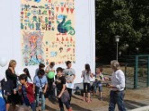 Einweihung des Fliesengemäldes am Rotraut-Richter-Platz mit Schüler/innen