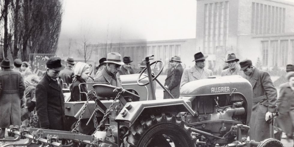 Landmaschinen auf dem Freigelände der Grünen Woche im Jahr 1953