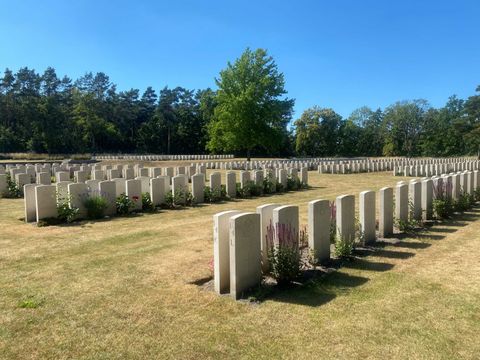 Bildvergrößerung: britischer-soldatenfriedhof_gräber
