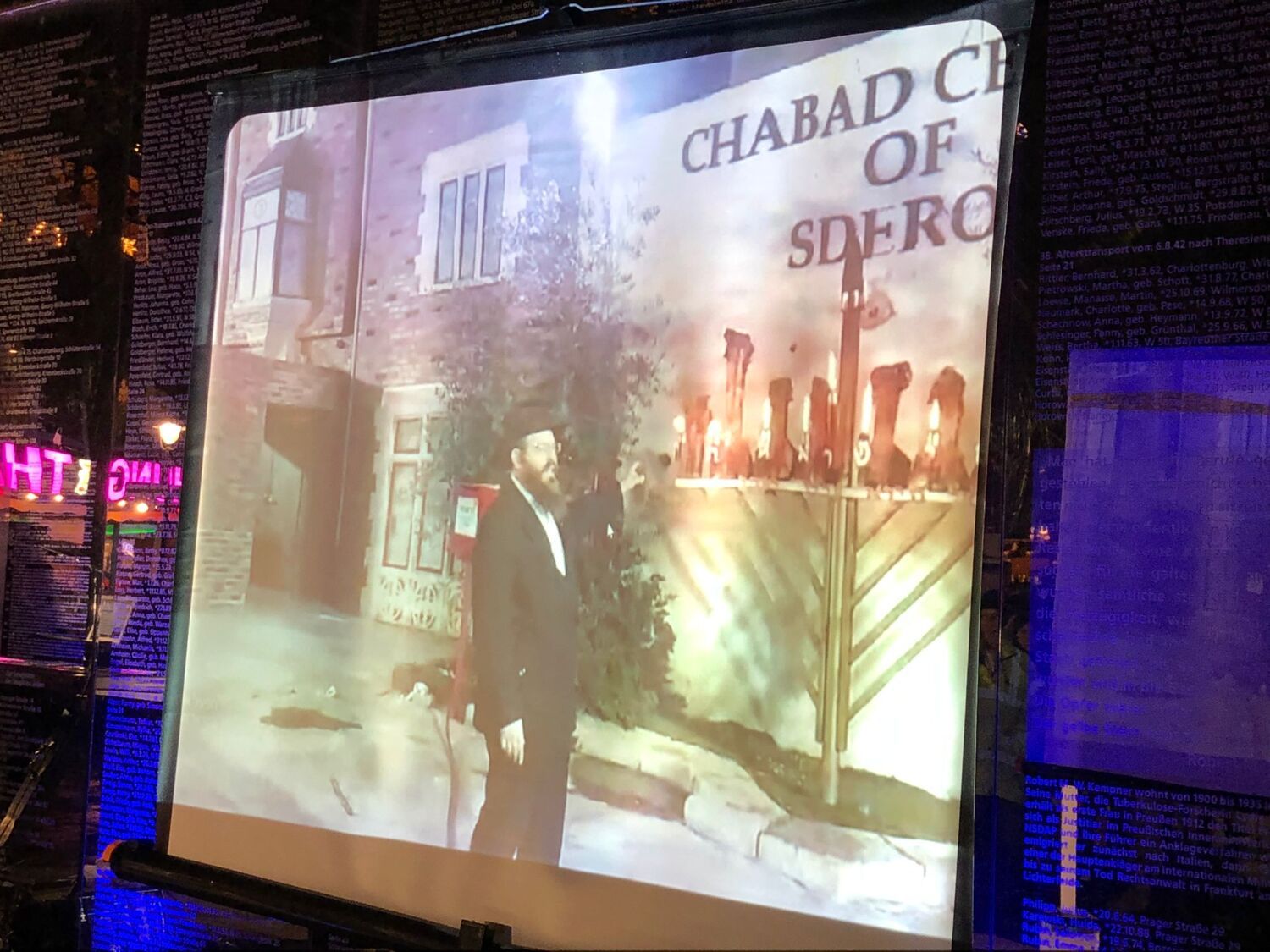 14. Dezember 2023: Rabbiner der jüdischen Chabad-Gemeinde aus Sderot wendet sich in einer Videobotschaft an die versammelten Besucher am Hermann-Ehlers-Platz