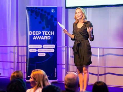 Moderatorin Sandra Berndt auf der Bühne beim Deep Tech Award 2022