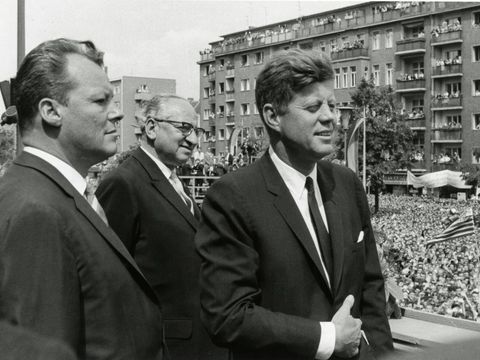 John F. Kennedy und Willy Brandt am 26.06.1963 vor dem Rathaus Schöneberg © Landesarchiv Berlin