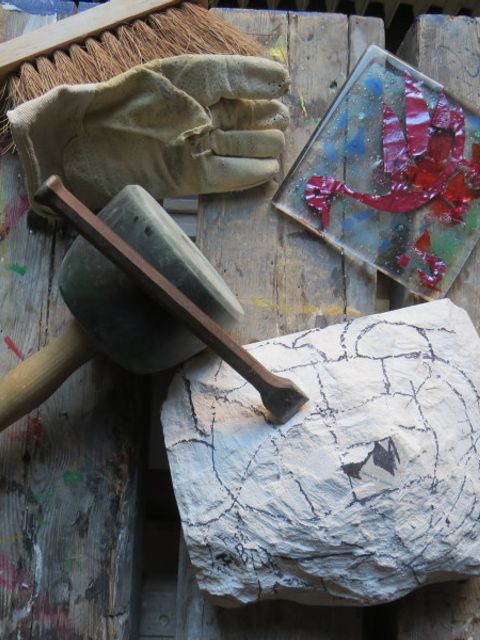 Stilleben aus Glasbild mit Tiermotiv, behauener Stein, Bildhauerwerkzeug (Klüpfel, Handfeger, Bildhauereisen)