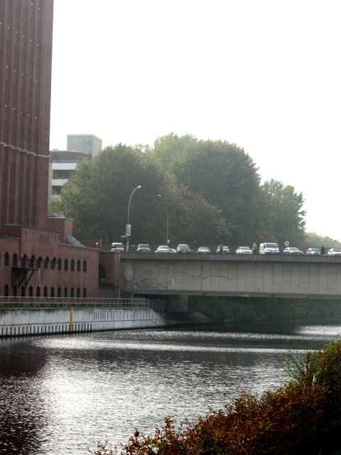 Bildvergrößerung: Bei einem Blick entlang des Teltow-Kanals lässt sich auch der an der Stubenrauchbrücke angebrachte U-Bahntunnel erkennen.