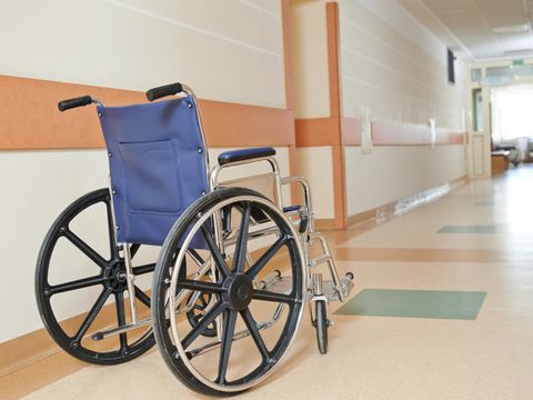 Rollstuhl in Klinik