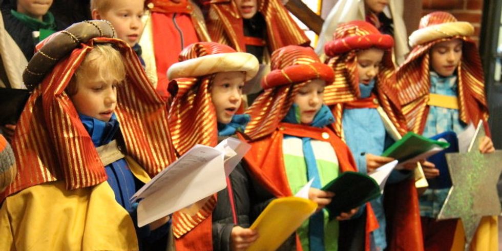 Kinder der katholischen Pfarrgemeinde St. Josef als Sternensinger im Rathaus Köpenick
