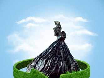 Müllsack und grüne Pfeile aus Gras. Recycling-Konzept