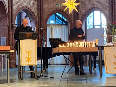 Stadtradt Nöll und Werner Heck bei der Gedenkfeier für bezirklich Bestattete des Jahres 2022
