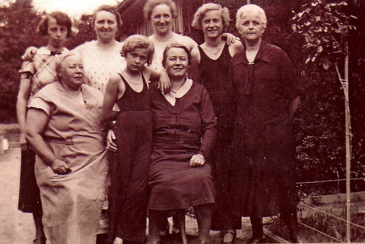 Elisabeth Krüger, in der Mitte sitzend, hinten links Tochter Anneliese, hinten rechts Tochter Gertrud, 1934 oder 1935.
