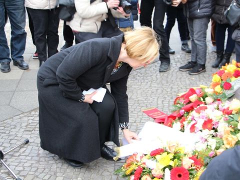 Bildvergrößerung: Bezirksbürgermeisterin Angelika Schöttler legt den Kranz zum Gedenken an Hatum Sürücü am Gedenkstein nieder