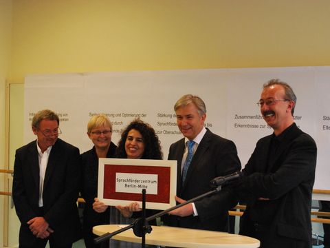 Klaus Wowereit überreicht der Integrationsbeauftragten Maryam Stibenz das SFZ-Schild