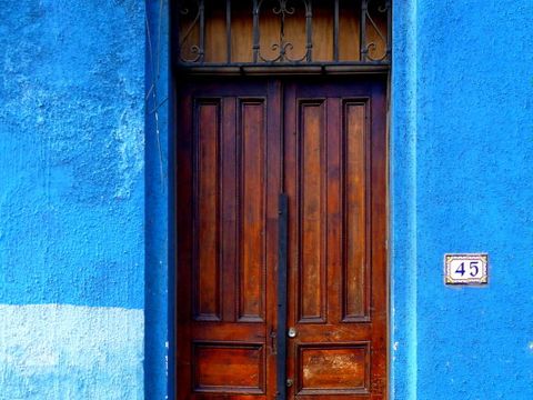 Holztür in blauer Wand
