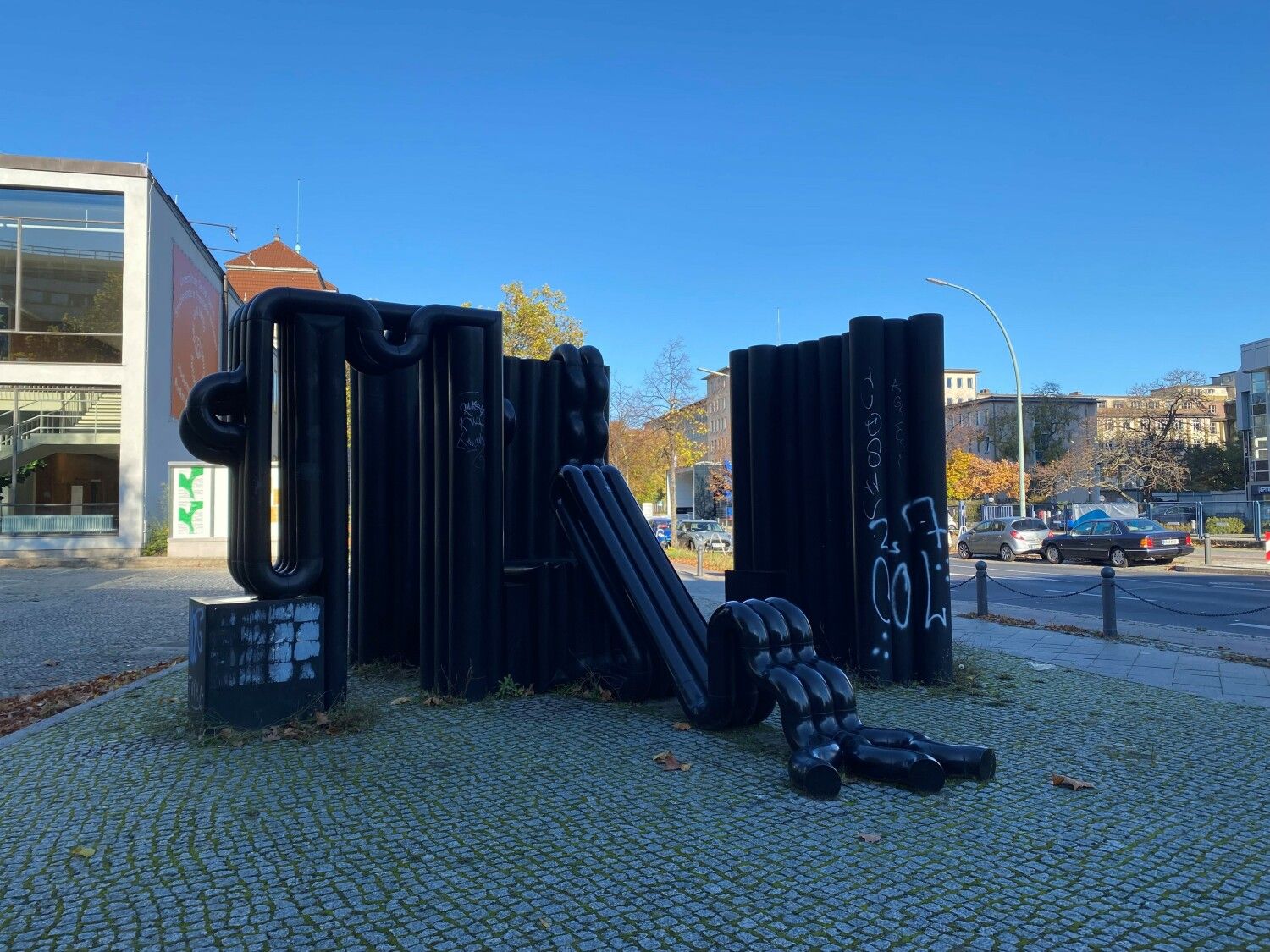 schwarze pvc-skulptur von Hans Nagel_261022