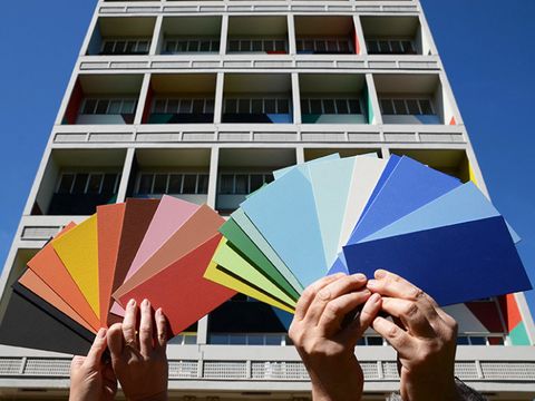 BewohnerInnen des Corbusierhauses wählen ihren Farbfächer