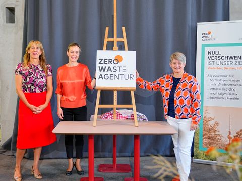Das Logo der Zero-Waste-Agentur wurde bei der Eröffnung durch die Senatorin Manja Schreiner (Mitte), der Leiterin der Zero-Waste-Agentur Meike Al-Habash (links) und der Vorstandtsvorstizende der BSR Sephanie Otto (rechts) vorgestellt