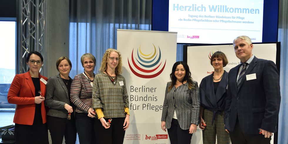 Senatorin Dilek Kalayci und die neu aufgenommenen Mitglieder bei der Tagung des Berliner Bündnisses für Pflege 2019