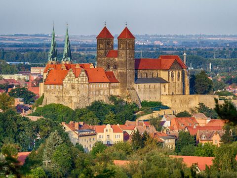 Blick auf die Welterbestadt Quedlinburg, dem Zentrum der „Straße der Romanik“ Der Dom in Magdeburg ist Teil der Straße der Romanik 