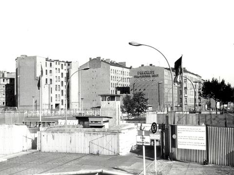 Ampliación de la imagen: Grenzübergang Chausseestraße Ecke Liesenstraße 1970