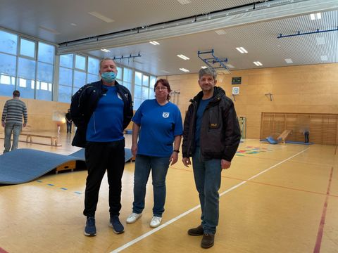 Bezirksstadtrat Oliver Schworck (rechts) und zwei Trainer_innen des TSV Marienfelde