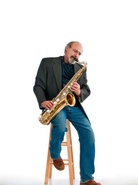 Älterer Mann spielt Saxophon