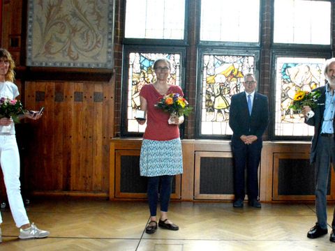 Bildvergrößerung: Bezirksbürgermeister Igel mit den zu Ehrenden - Erinnerungsmedaille