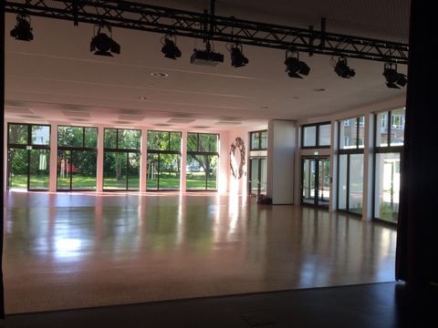 Bildvergrößerung: Merian Schule - Blick in den geöffneten Saal mit dem realisierten Kunstwettbewerb „Entnahmestelle“ von dem Künstler Holger Beisitzer