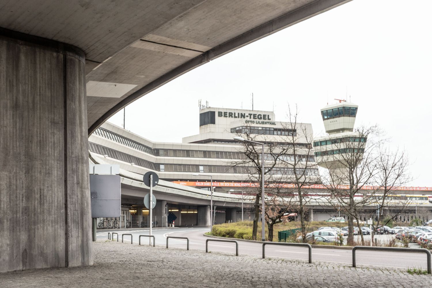 Flughafen „Otto Lilienthal“, Terminal A und A1 und äußere Vorfahrt