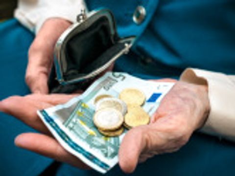 Bildvergrößerung: Seniorenhände halten Geld und ein Portemonnaie
