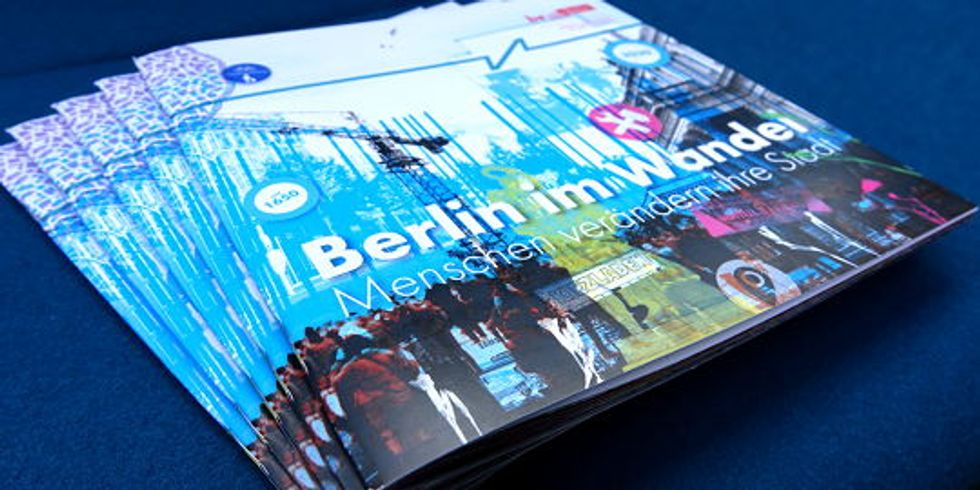 Stapel mit Katalogen "Berlin im Wandel - Menschen verändern ihre Stadt"