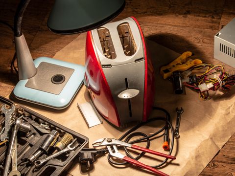 Reparatur eines Toasters (Werkzeug, Lampe)