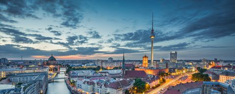 Berlin Skyline Panorama im Dämmerlicht während der blauen Stunde