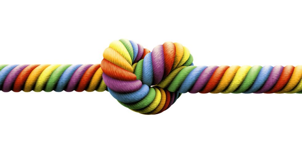 Knoten in einem Tau in Regenbogenfarben