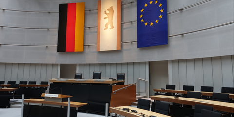 Rednerpult im Plenarsaal des Berliner Abgeordnetenhauses