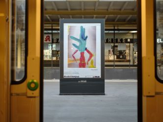 Plakat in einer U-Bahn-Station, gesehen durch geöffnete Türen