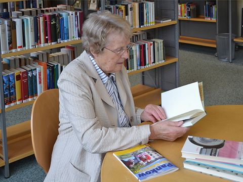 Wolfdietrich-Schnurre-Bibliothek, Seniorin lesend, 2012