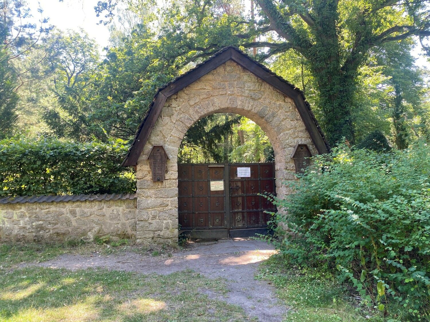 Bildvergrößerung: Friedhof Grunewald Forst Eingangstor