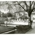 Bildvergrößerung: Schwarz-weiß-Ansicht der Galerie im Körnerpark mit seinen hohen Arkadenfenstern und entlaubten Bäumen.