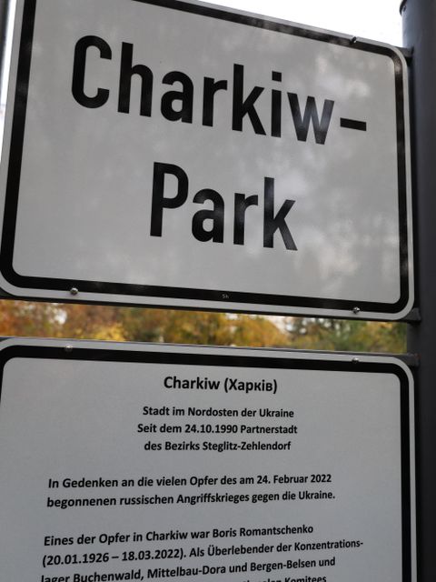 Nach der Enthüllung: Das Benennungsschild "Charkiw-Park" 