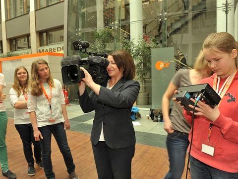 Bildvergrößerung: Arbeits- und Frauensenatorin Dilek Kolat mit Mädchen beim ZDF