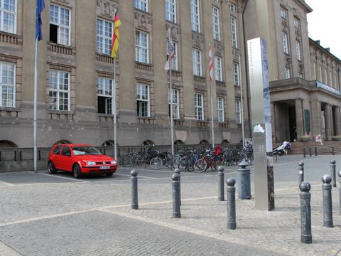 Erinnerungsstele vor dem Rathaus Schöneberg