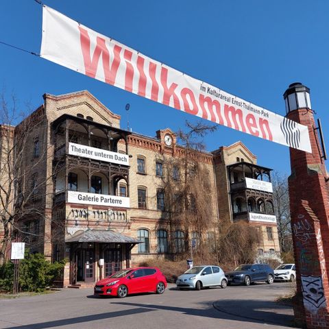 Kulturareal Ernst-Thälmann-Park, Danziger Straße 101, Haus 103, Banner "Willkommen"